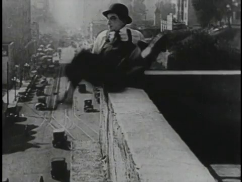 1920年，在无声电影《黄色恐惧》中，演员从警察手中逃离，跳到了另一个屋顶上。视频下载