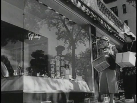 20世纪40年代美国战后芝加哥/伊利诺斯州的购物场景视频素材