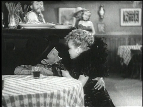 1938年，蒙太奇歌手和钢琴家在电影《Tiny Town的恐怖》中在一家酒吧表演/美国视频素材