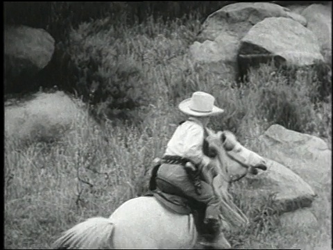 1938年，在电影《Tiny Town》中，蒙太奇的亡命之徒伏击警长/美国视频下载