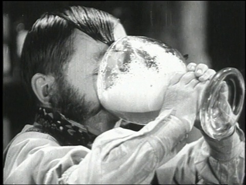 1938年，美国电影《小镇恐怖》，演员在酒吧唱歌，顾客喝着一大杯啤酒视频下载