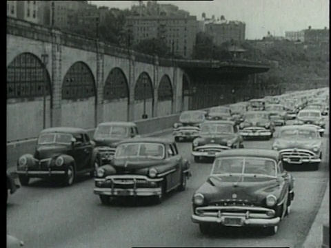 1952蒙太奇在美国公路上行驶的各种型号的福特汽车视频下载