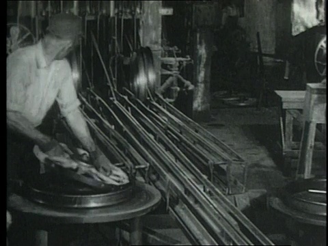 1952年蒙太奇轮毂盖和其他汽车零部件被运送到福特装配线安装/底特律，密歇根州，美国视频下载
