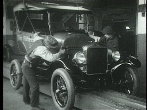1952年，美国密歇根州底特律，蒙太奇装配线工人对福特汽车进行最后的修饰视频下载