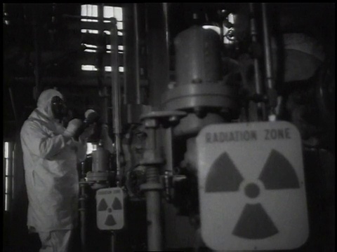 20世纪50年代，穿着辐射服的蒙太奇人在检查一个反应堆/华盛顿汉福德，美国视频下载