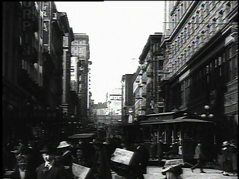 1916年，美国加州旧金山，WS行人穿过马路，马路两旁的建筑和车辆都在背景中视频下载