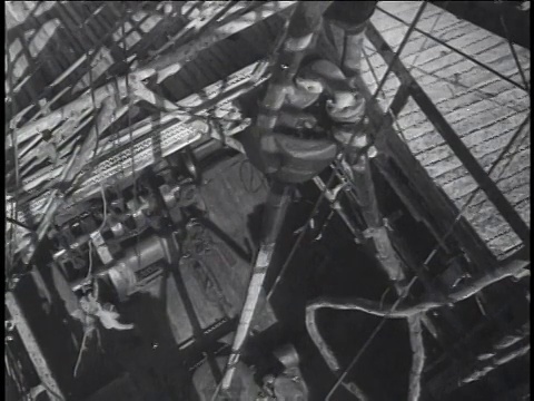 20世纪40年代蒙太奇油井在海洋/俄罗斯视频素材