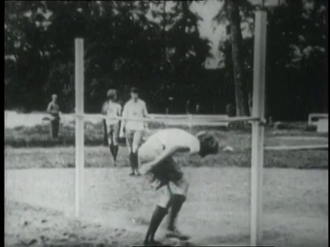 1920年女子跳高越过酒吧/法国巴黎视频下载