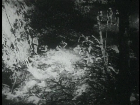 1920蒙太奇童子军在美国印第安保留地吃饭、游泳和潜水视频下载