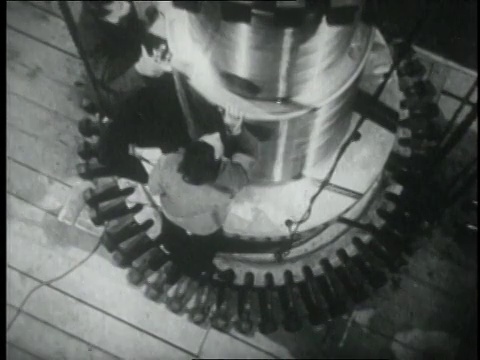 1920蒙太奇人操作回旋加速器和创造闪电视频素材