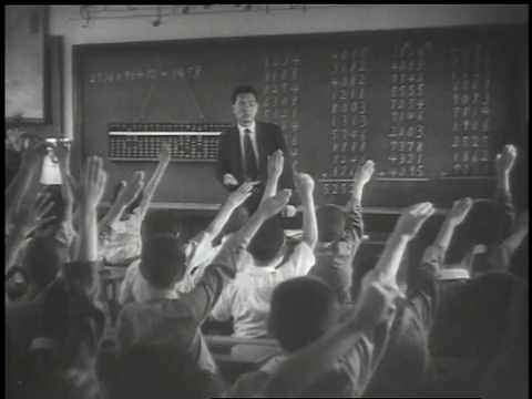 1939蒙太奇教室，老师在黑板上写字，学生在用算盘，一个学生走到教室前面回答问题/日本视频下载