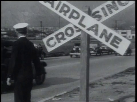 1931年，蒙太奇警察在美国加州格伦代尔机场指挥交通视频素材