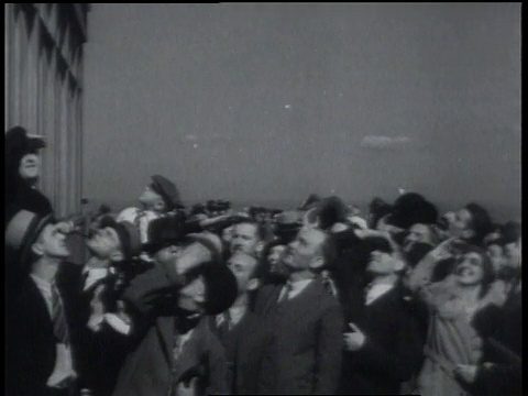 1931年10月1日，美国纽约，蒙太奇齐柏林飞艇在帝国大厦上空飞行视频素材