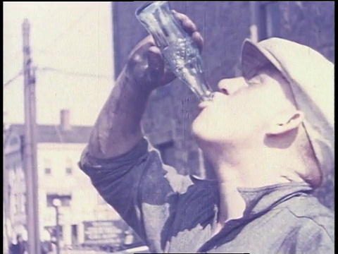 1938年，美国康涅狄格州哈特福德，一名男子在喝一瓶苏打水视频下载
