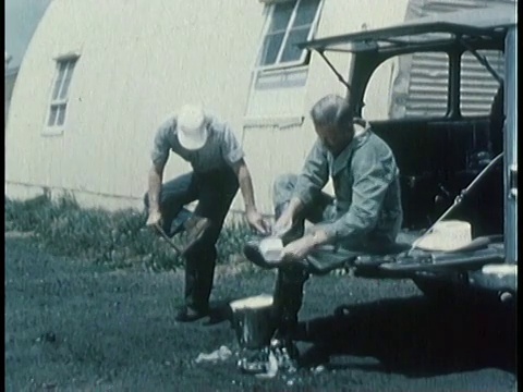 1963年，蒙太奇养猪场工人清洁和消毒鞋子，以防止猪霍乱病毒的传播/美国视频素材