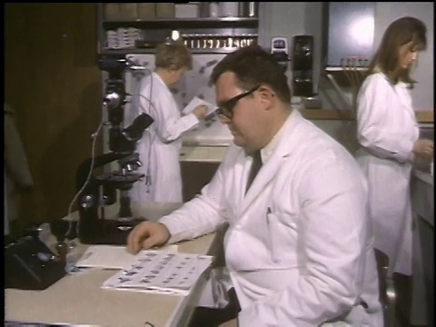 1968年，穿着实验服的医学博士研究指纹记录视频下载