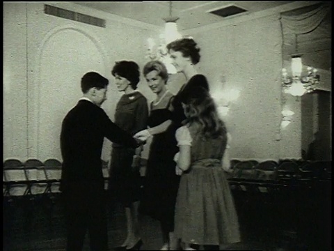 1962年，蒙太奇儿童来到美国上舞蹈课视频素材