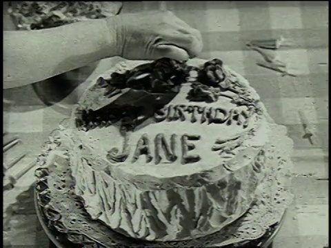 1962年，蒙太奇妈妈用生日蛋糕给女儿惊喜/美国视频素材