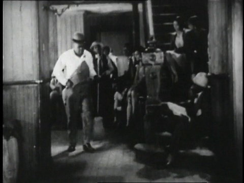 1929年，美国纽约，电影《圣路易斯蓝调》的一个场景中，蒙太奇男人在玩掷骰子游戏视频素材