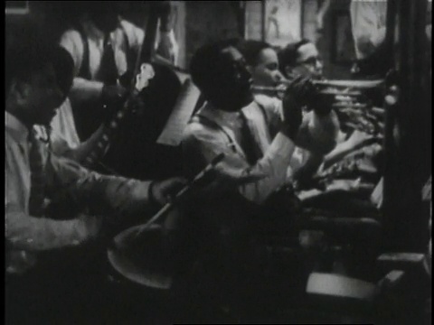 1929年，短片圣路易斯布鲁斯/美国纽约，蒙太奇俱乐部里的人们随着乐队跳舞视频素材