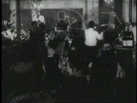 1929年，短片圣路易斯布鲁斯/美国纽约，蒙太奇俱乐部里的人们随着乐队跳舞视频下载