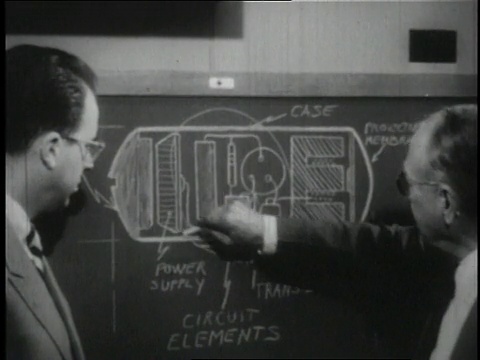 1950年，美国纽约，蒙太奇工程师讨论用于测量患者病情的吞咽医疗设备的设计视频下载