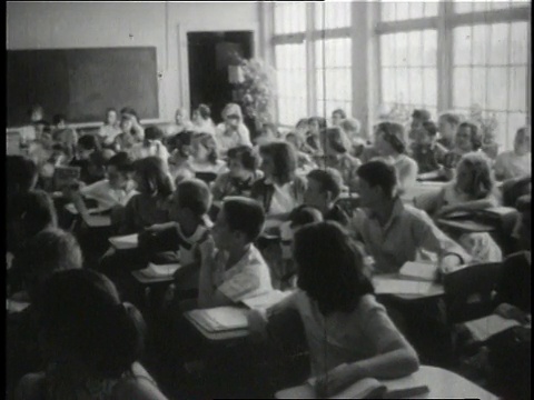 1950年，美国俄亥俄州韦恩市，蒙太奇儿童在拥挤的教室里学习视频下载