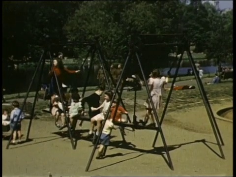 1940年代的蒙太奇儿童在操场上玩耍/英国伦敦视频下载