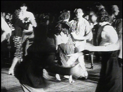 1930年代的蒙太奇夫妇在舞池做吉特巴与现场乐队演奏/美国视频素材