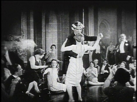 1920年代蒙太奇夫妇在派对上跳舞，女人晕倒/美国视频下载