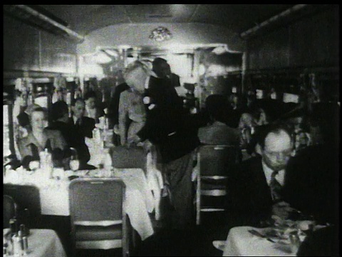 1950蒙太奇乘客在餐车里用餐/芝加哥，伊利诺伊州，美国视频素材