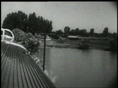 1950年，蒙太奇火车攀登美国科罗拉多州丹佛市外的落基山脉视频下载