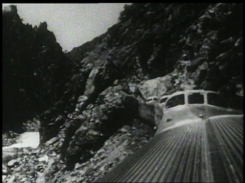 1950蒙太奇乘客在Vista Dome车欣赏风景/科罗拉多州，美国视频下载