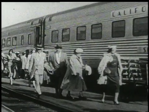 1950蒙太奇列车进站，乘客离开/奥克兰，美国加州视频下载