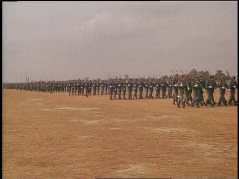 1967年，美国肯塔基州坎贝尔堡，WS士兵列队穿过战场视频下载