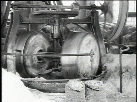 1921蒙太奇石棉破碎机转动和200磅岩石破碎过程前后的比较/沃基根，伊利诺伊州，美国视频素材