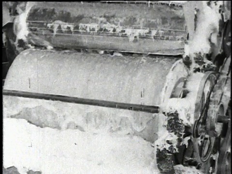 1921蒙太奇工人和各种工厂机器加工和精炼石棉纤维/沃基根，伊利诺伊州，美国视频素材