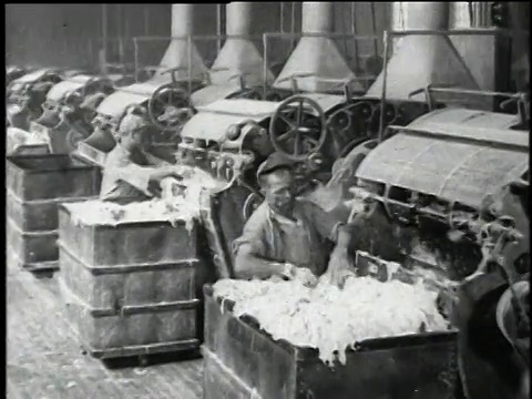 1921蒙太奇工人装载和各种工厂机器加工石棉纤维/沃基根，伊利诺斯州，美国视频素材
