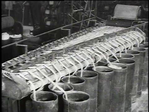 1921年，美国伊利诺斯州沃基根，蒙太奇机器在大纺锤上纺出石棉纱，工人将其从机器上卸下视频素材