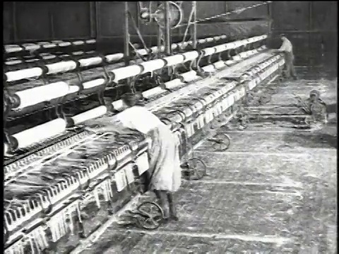 1921年，美国伊利诺斯州沃基根，蒙太奇工人操作机器，纺纱和加固石棉纱线轴视频素材