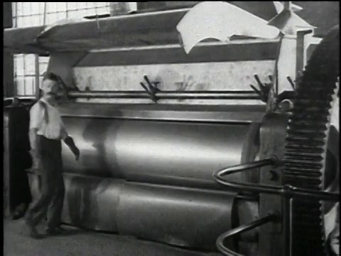 1921年，美国伊利诺斯州沃基根，HA工人正在装载石棉压片机视频素材