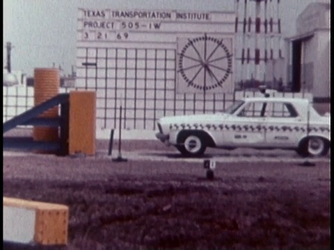 1970年SLO MO汽车撞墙试验/美国视频素材