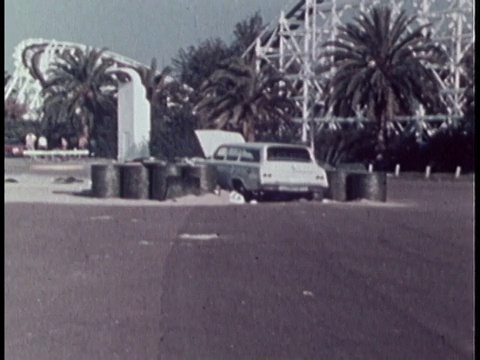 1970年，TS汽车在碰撞测试中撞到护栏/美国视频素材