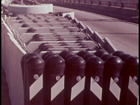 1970年，蒙太奇汽车在碰撞试验中撞入水障/美国视频素材