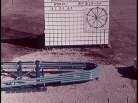 1970年，蒙太奇汽车在测试中撞到碰撞护栏/美国视频素材