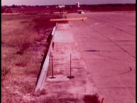 1970年，SLO MO汽车在美国测试期间撞到护栏视频素材