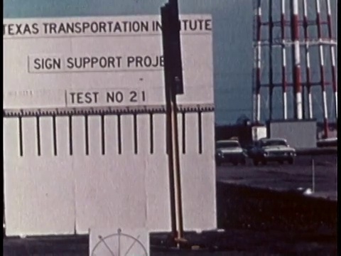 1970年，蒙太奇汽车在测试中撞向分离障碍/美国视频素材