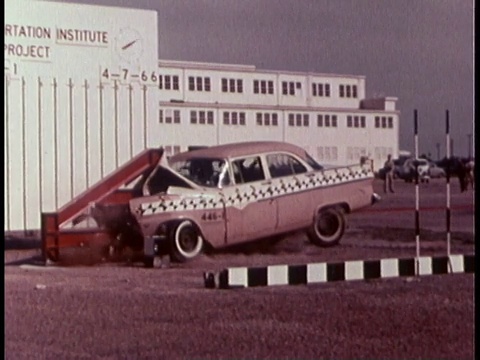 1970年，SLO MO汽车在美国测试期间撞上坚硬的护栏视频素材