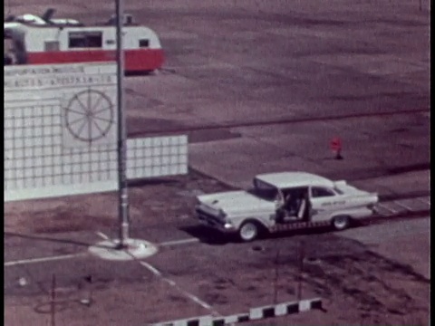 1970年蒙太奇汽车在测试中撞到分离的电线杆/美国视频素材