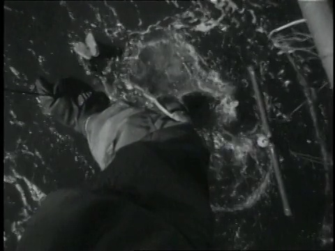 20世纪50年代蒙太奇直升机用于演示拯救在水上坠毁的机组人员的设备/美国弗吉尼亚视频下载